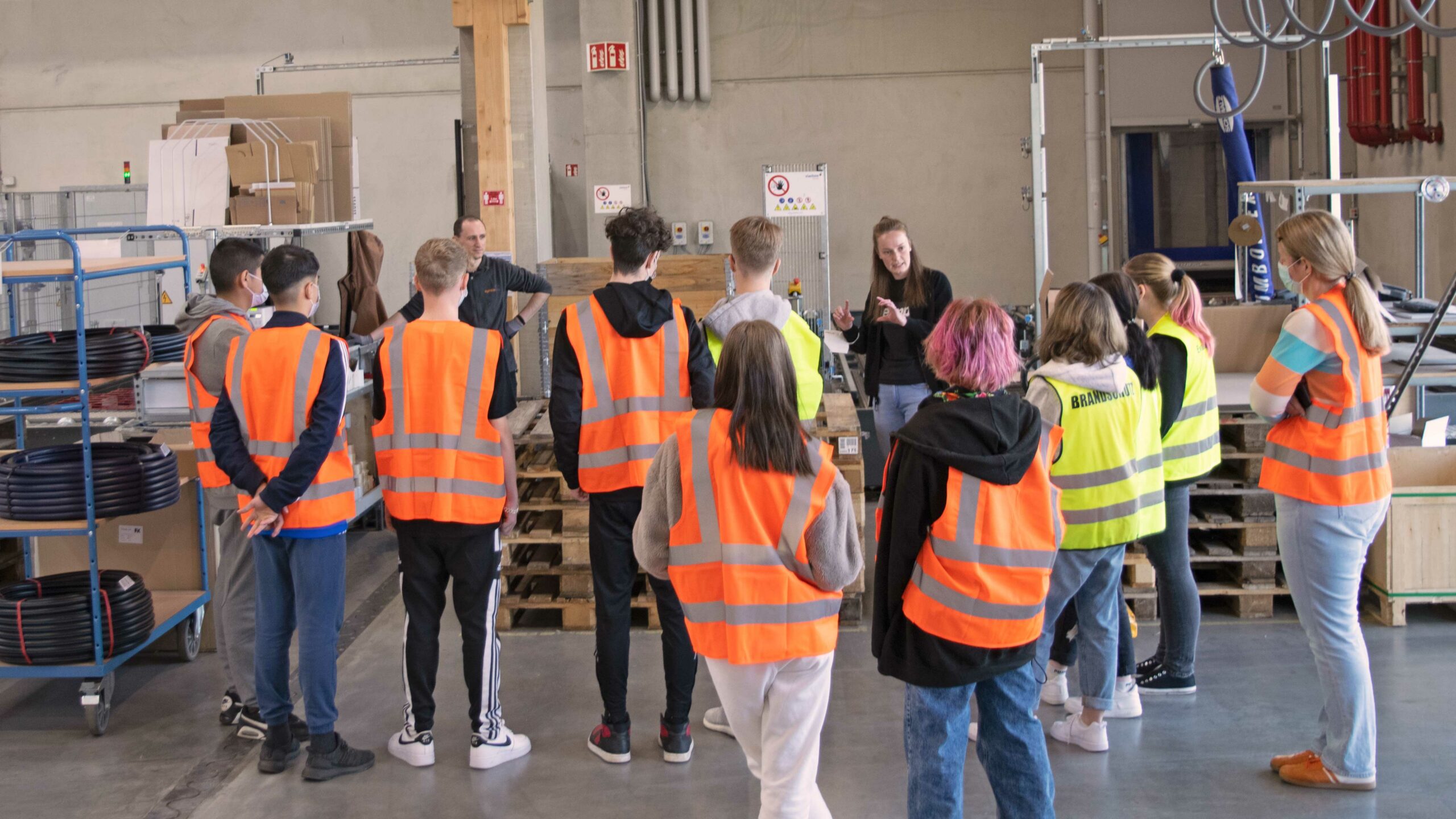 Schulklasse sieht sich den Palettenkommissionierplatz an